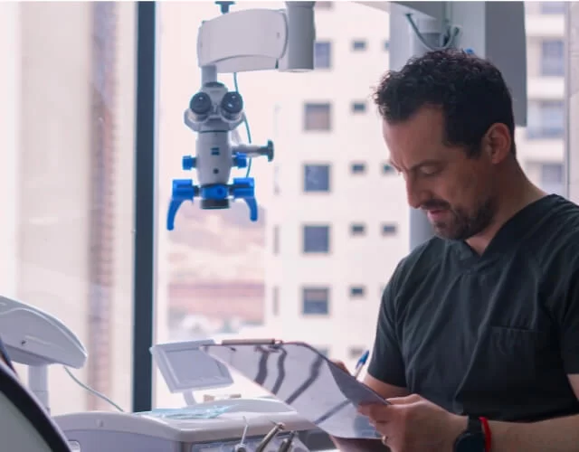 Paciente con carillas dentales sonriendo x dentistry tijuana