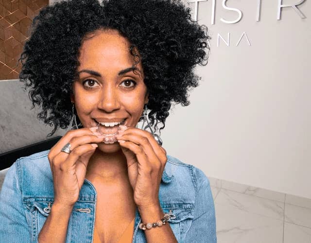 paciente dental con invisalign